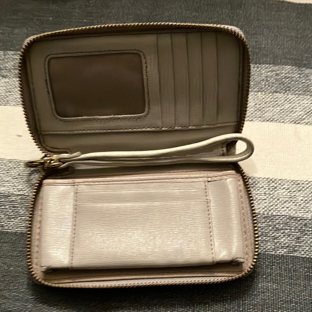 Beige and white women’s fossil wallet good condition